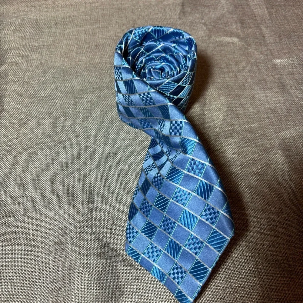 2/$30 Michael Michael Kors 100% Silk Men’s Light Blue Diamond Print Tie